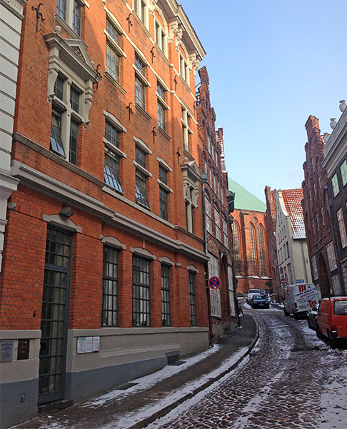 Blick auf das Praxis-Haus von der Großen Petersgrube